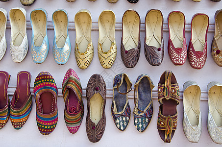 印度Asia市场各种色彩多彩的美丽女子鞋图片