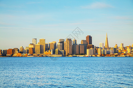 旧金山市中心 从海湾里看到金字塔日出摩天大楼海洋都市建筑物港口景观码头全景图片