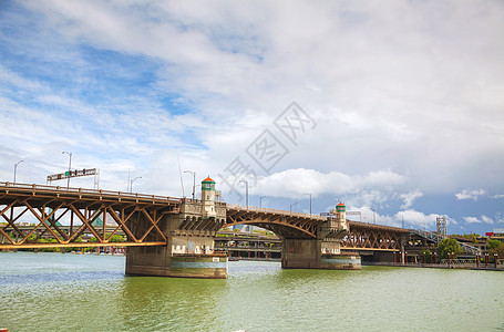 俄勒冈州波特兰伯恩赛德吊桥蓝色地标城市天空基础设施金属图片