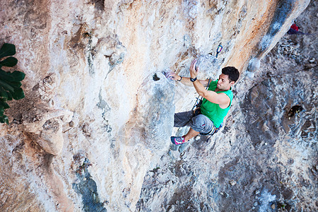 悬崖上攀岩者登山者高度男人危险绳索男性挑战力量挣扎闲暇图片