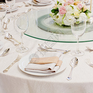 餐桌是西式的西式晚宴 圆杯放在桌上桌子刀具蜡烛宴会玻璃反射餐具咖啡店餐巾水晶背景图片