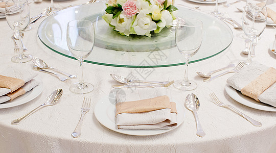 餐桌是西式的西式晚宴 圆杯放在桌上餐厅用餐盘子环境水晶玻璃桌子餐具接待食物背景图片