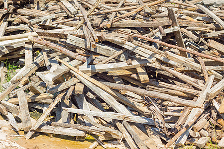 废弃在地面上的废木柴堆图片