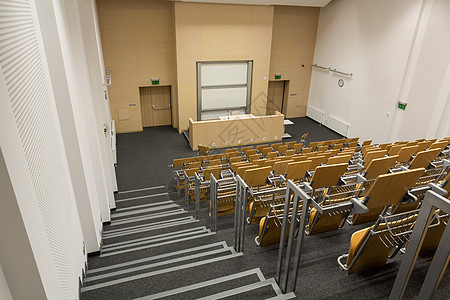 现代空会议室内厅的室内大学班级课堂会议公司桌子议会管理人员木板扶手椅图片