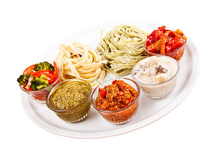 两意大利面条和五种不同的调味品食物叶子餐厅文化午餐盘子蔬菜美食面条美味图片