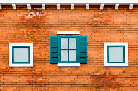 橙砖墙上的窗口住宅绿色装修百叶窗建筑玻璃建筑学房子木头白色图片