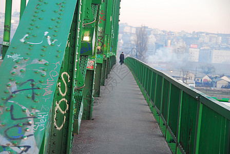 贝尔格莱德旧萨瓦桥民众日光涂鸦建筑学小路金属运输绿色栅栏男人图片