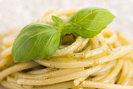 意大利意面意大利面条 配有辣椒酱和叶绿色坚果盘子香蒜营养美食叶子饮食厨房午餐图片