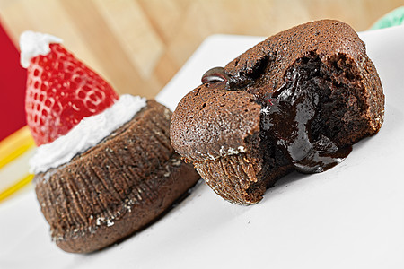 巧克力蛋糕和草莓的巧克力蛋糕 以帽子形状 圣诞礼物奶油甜点美食蛋糕白色食物红色水果棕色图片