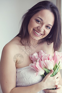 有郁金香的女人女孩青年尺码女性花束花朵粉色冒充图片