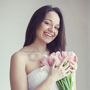 有郁金香的女人女孩女性花朵青年尺码冒充粉色花束图片