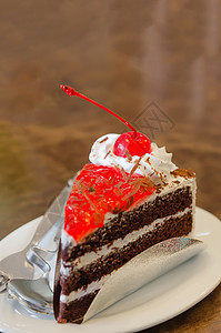 水果蛋糕糕点红色白色巧克力甜点盘子奶油美食食物图片