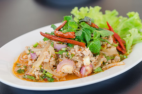 辣辣薄煎猪肉沙拉蔬菜洋葱食物盘子猪肉美食香料绿色图片