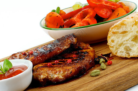 烤牛排和蔬菜午餐芹菜青菜美食家宏观鱼片胡椒子部分猪肉吃饭图片