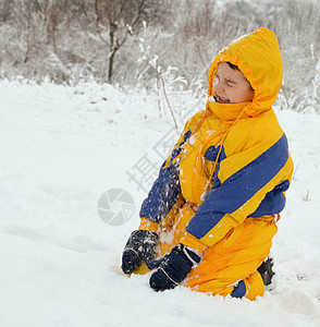 在雪中玩耍黄色游戏孩子溜冰场背景图片