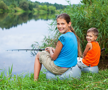 小孩子在河边钓鱼动物姐姐低音淡水男性兄弟家庭婴儿渔夫鲤鱼图片