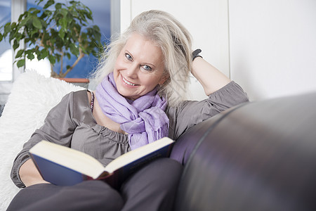 妇女阅读书知识女性小说房间沙发长椅头发阅读白色成人图片