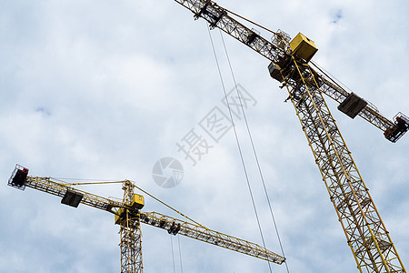 高塔起重机对着云天建筑配重工程桁架单元框架金属机器桅杆手臂图片