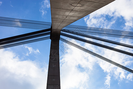 Pylon和基辅有线桥的电缆电缆电缆地标交通金属天空建筑学绳索城市工程建筑平行线图片