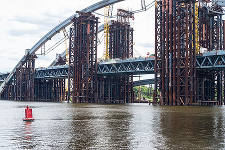 建造跨越基辅第尼佩尔河的新桥项目浮标材料建筑金属工程框架工作灯塔起重机图片