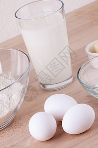 厨房的烤制成料面粉玻璃黄油白色化合物立方体美食鸡蛋食谱牛奶图片