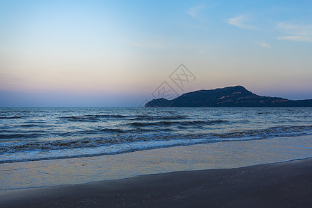 沙滩上的海和山的风景图片