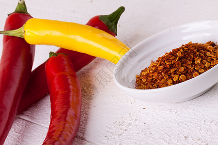 新鲜红辣椒和黄辣椒 配香料营养芳香粉末食物红色黄色美味胡椒味道调味品图片