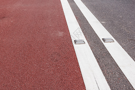 带白色反射镜和红色路径的马路街道反光板黄色眼睛螺柱交通驾驶运输障碍玻璃图片