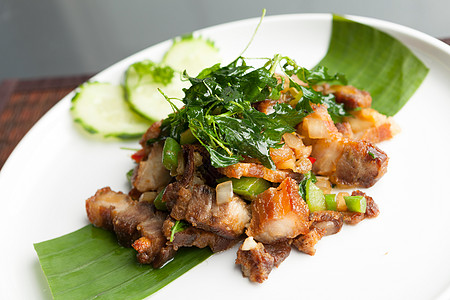 泰国脆猪肉饭面条美食蔬菜软垫午餐盘子食物油炸味道辣椒图片