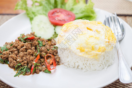 泰国辣辣食品烤猪肉炒饭和煎蛋蔬菜油炸盘子食物美食味道午餐早餐桌子大教堂图片