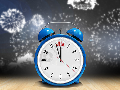 2015年蓝色闹钟的复合图像木头地面派对时间焰火地板警报粮食新年庆典背景图片