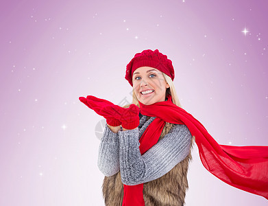 身穿冬衣 手伸手的金发围巾衣服双手羊毛女士休闲微笑手套红色帽子图片