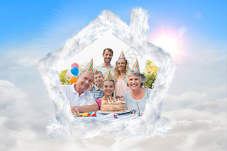 喜悦的家庭在生日派对上对着摄影机微笑的复合图像财产闲暇绘图男人快乐成人团结农村孙女爷爷图片