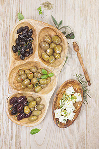 含乳酪的黑橄榄和绿橄榄烹饪美味食品食物餐厅美食木头盘子厨房沙拉图片