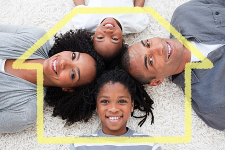 微笑的年轻家庭躺在地板上的复合形象图片