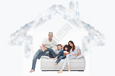 家庭坐在沙发上 对着镜头微笑的复合形象女士快乐亲密感儿子头发枕头长发短发财产房地产图片