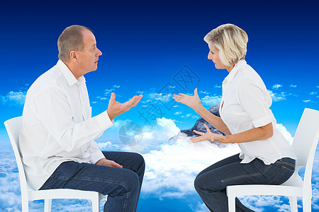 年长夫妇坐在椅子上争吵的复合图像绘图顶峰金发计算机女性纷争休闲男性争议头发图片