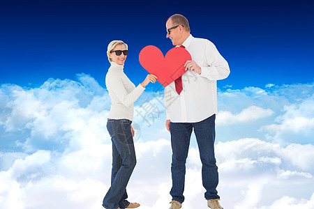有着红心形状的情侣相亲情侣的综合形象计算机卡片男人领带夫妻金发太阳镜天空环境休闲图片