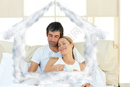躺在床上喝咖啡的一对积极夫妇的综合形象 在床上妻子早餐微笑房子果汁酒店乐趣女性幸福计算机图片