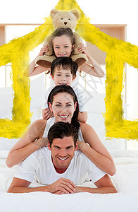 年轻家庭一起在床上玩耍的复合形象拥抱喜悦父亲男性妈妈财产孩子们母亲房地产绘图图片