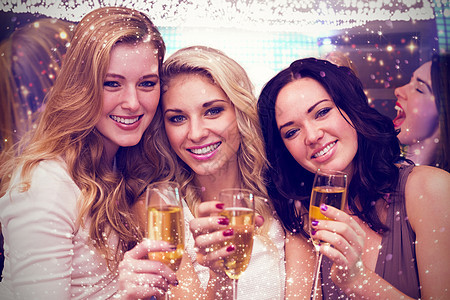 美人朋友一起喝香槟的复合形象 于2002年7月14日瓶子庆典男人乐趣计算机友谊酒精沟通女士俱乐部图片