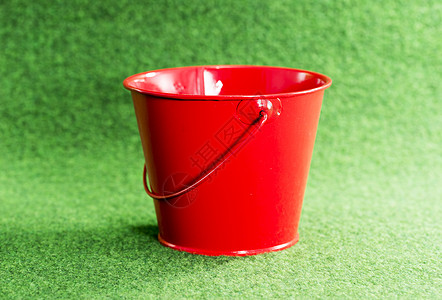 绿色背景的红色红桶背景图片