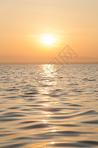 清晨升起镜子风景阳光反射太阳戏剧性海浪晴天蓝色场景图片