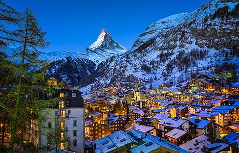 Zermatt 山谷和的空中观察 瑞士黎明地标景观高山建筑学旅游滑雪村庄教会天空蓝色图片