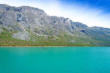 Gjende是Jotunheimen山丘观渡轮的湖图片