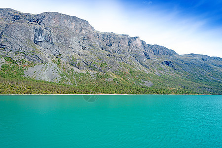 Gjende是Jotunheimen山丘观渡轮的湖图片