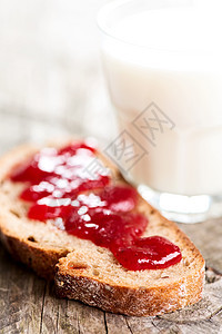 面包 草莓布和牛奶杯图片