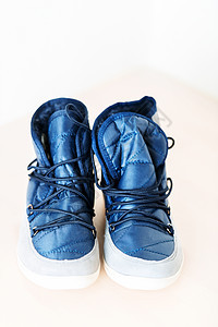一双深蓝色女靴子 鞋弦垂直图片