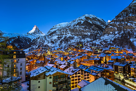 Zermatt 山谷和的空中观察 瑞士黎明天空高山顶峰蓝色城市村庄建筑学冰川景观地标图片