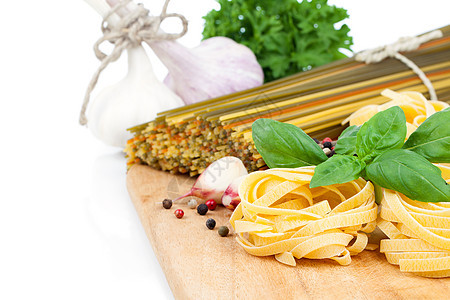 新鲜意大利面和意大利意粉成分 在白色后腹骨上隔离文化团体午餐叶子小麦面条食物面粉美食胡椒图片